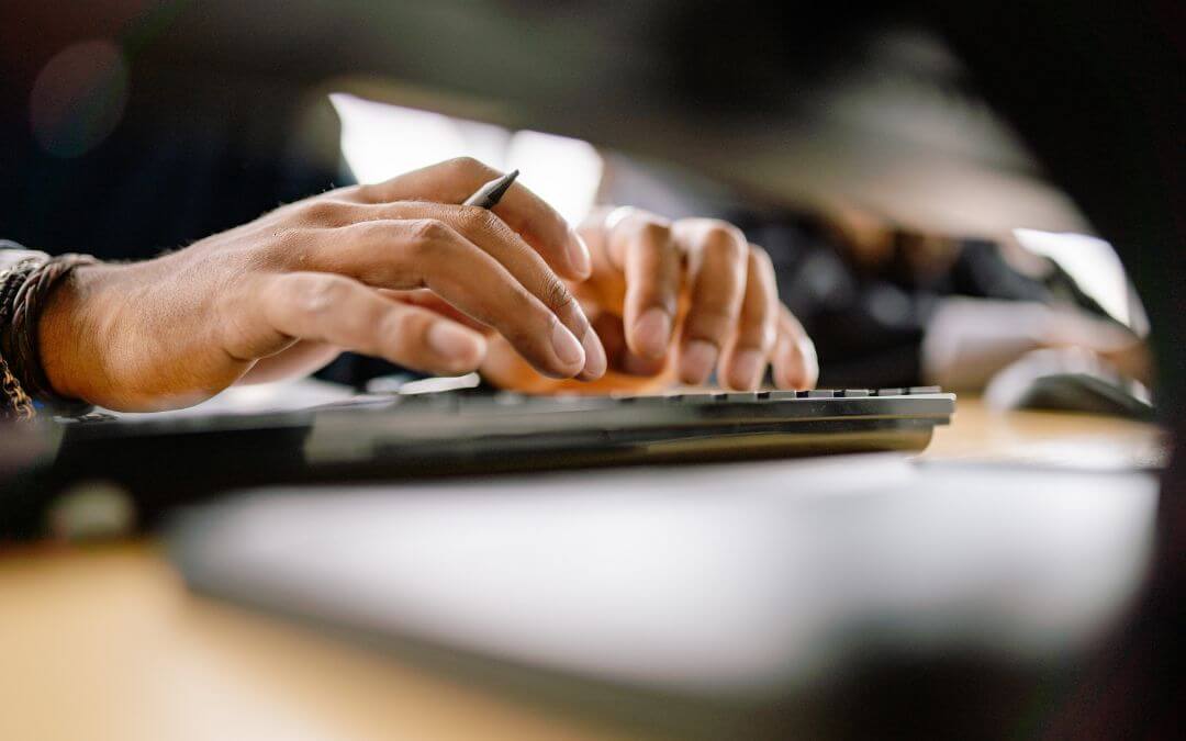 Ghostwriter – kim jest i co robi? Jak zostać i ile zarabia autor widmo?